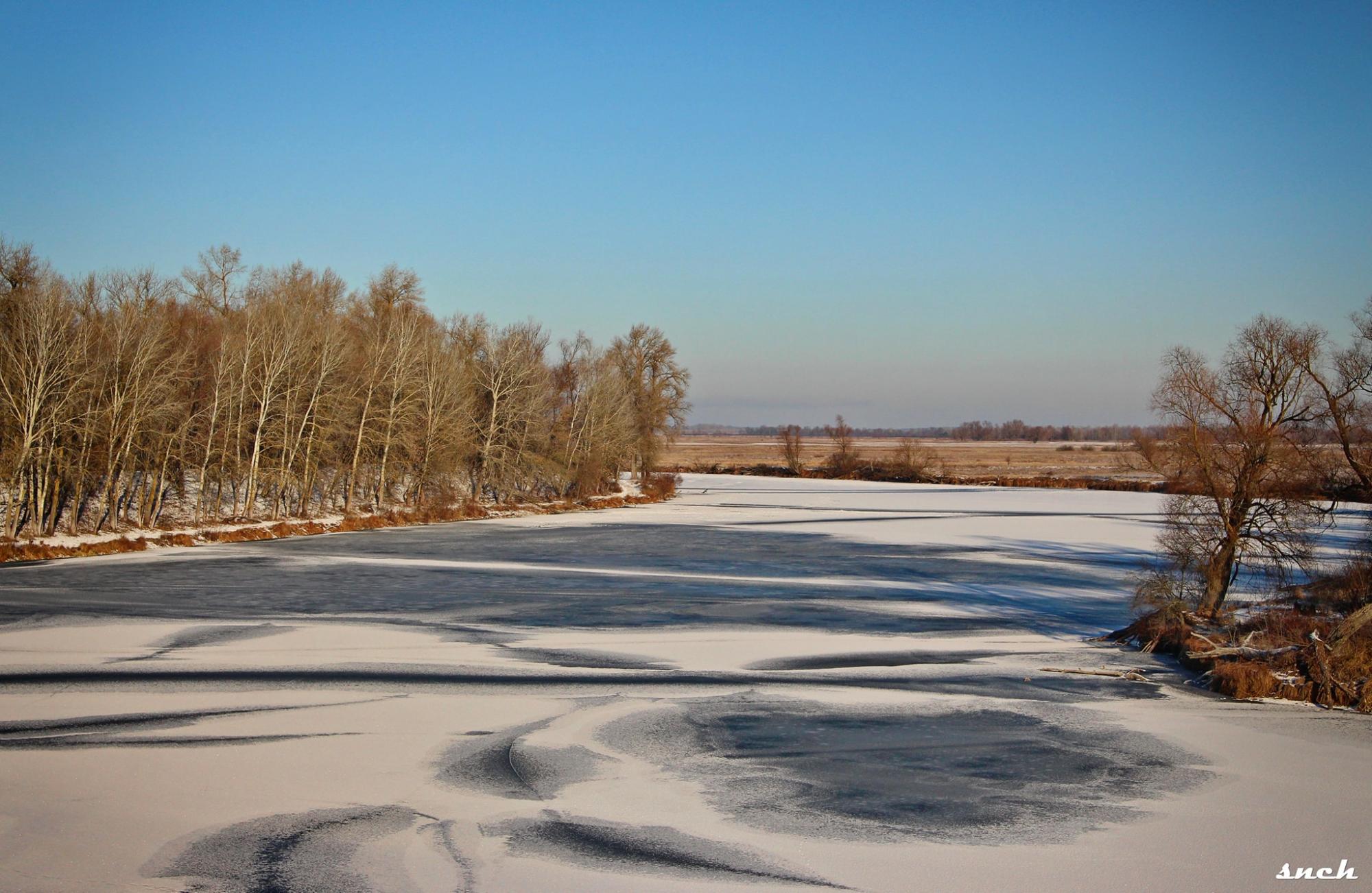 Льодяна краса Десни. Фотограф показав видовищні кадри зимової локації на Чернігівщині